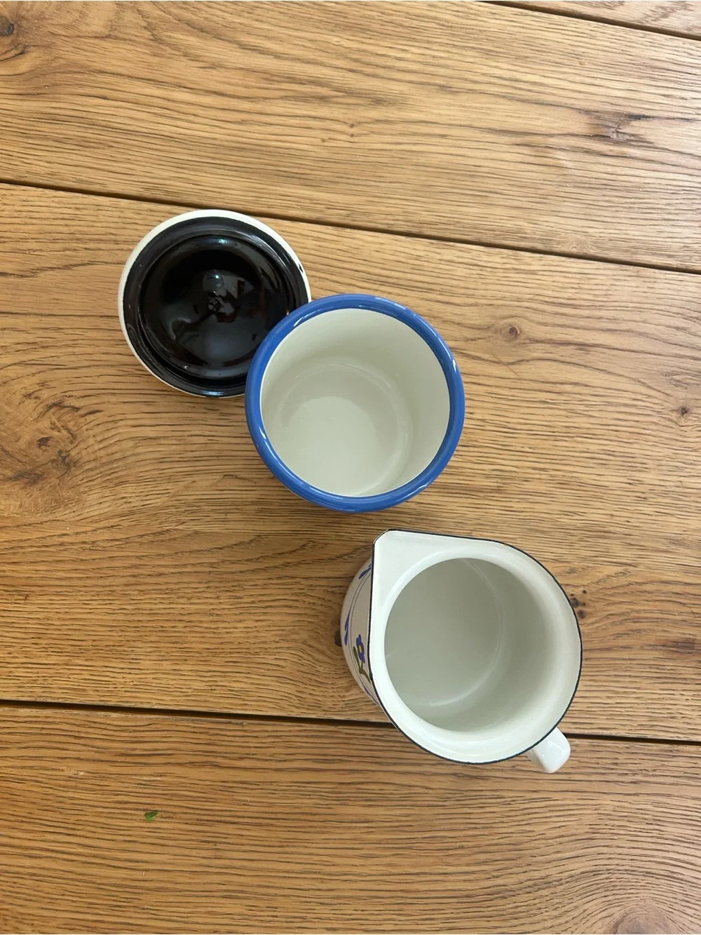 Münder Email Vintage-Style Cream/Blue Floral Enamel Creamer and Sugar Jar